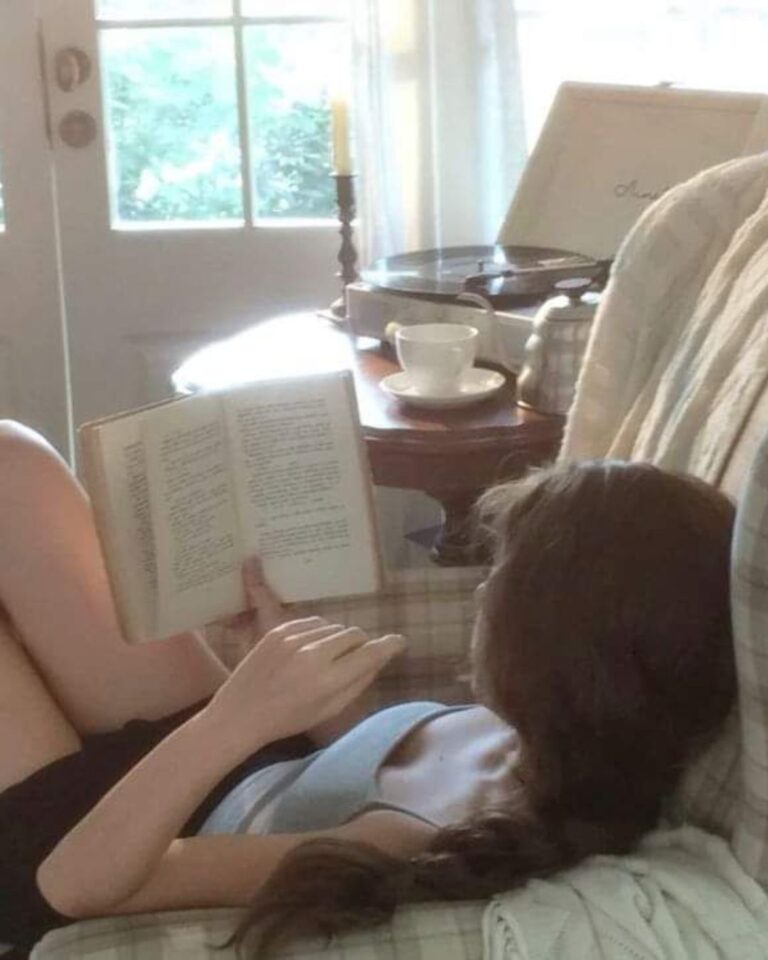 Women read book